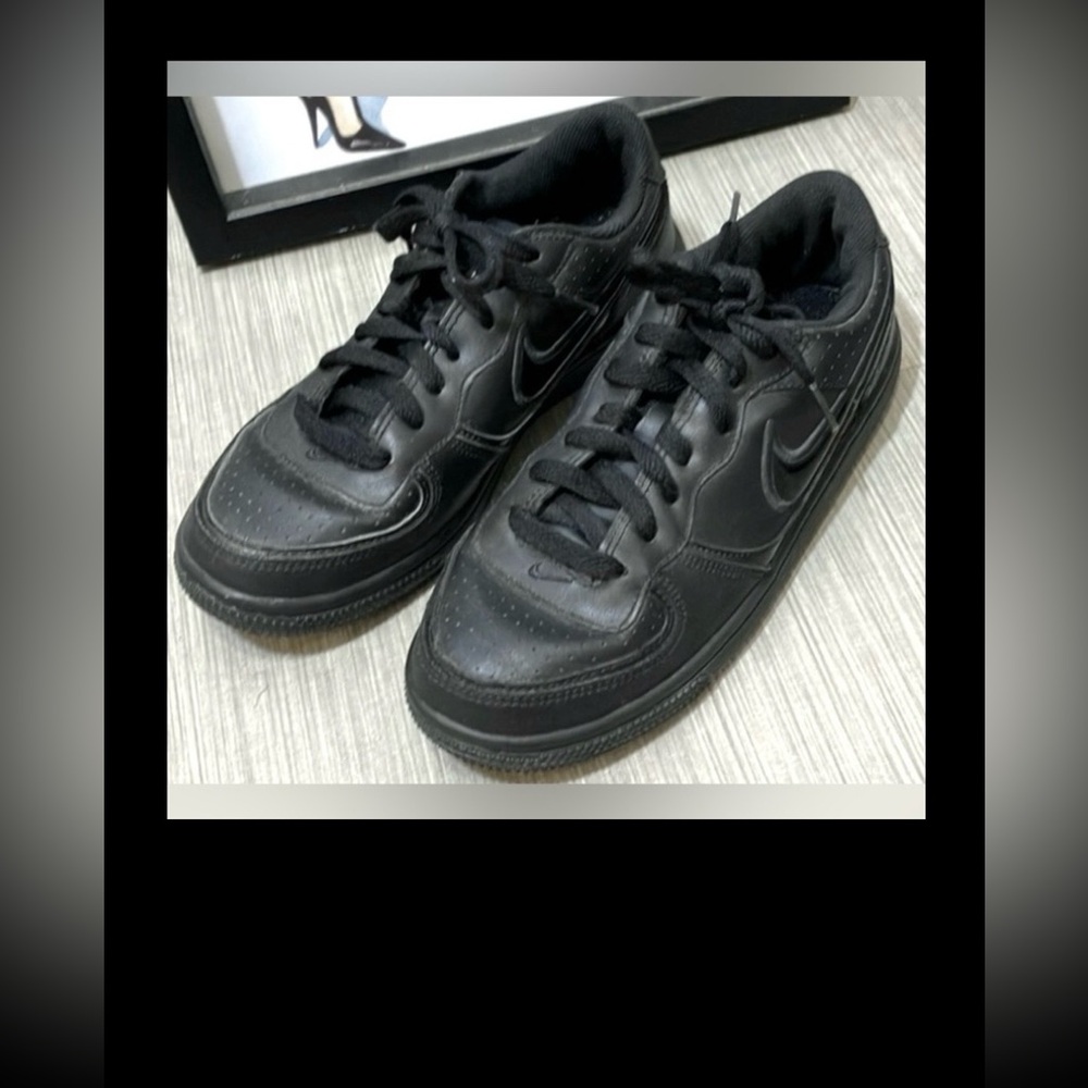 Nike Sneaker Style 318493-002 in Black color Unisex Kids size 4.5Y